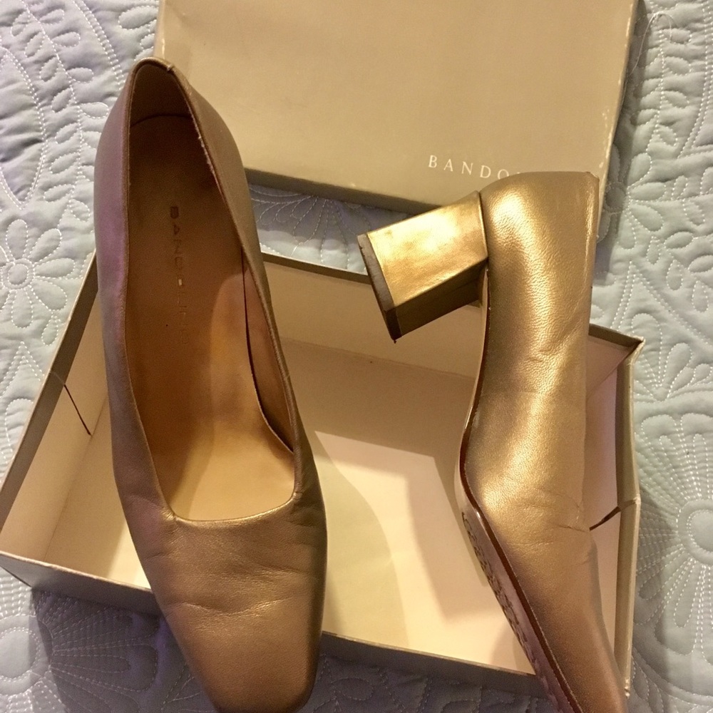 . Gold pump Shoes $⤵️